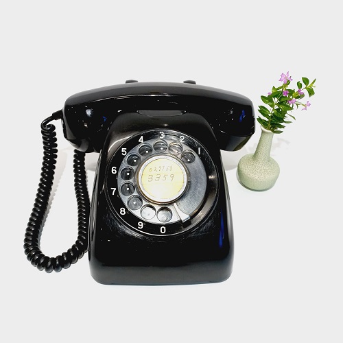 Điện thoại bàn quay số cổ xưa