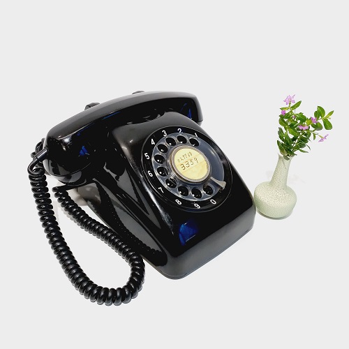 Điện thoại bàn quay số cổ xưa