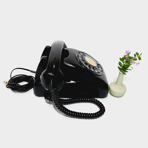 Điện thoại bàn quay số cổ xưa