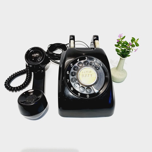 Điện thoại bàn quay số cổ xưa